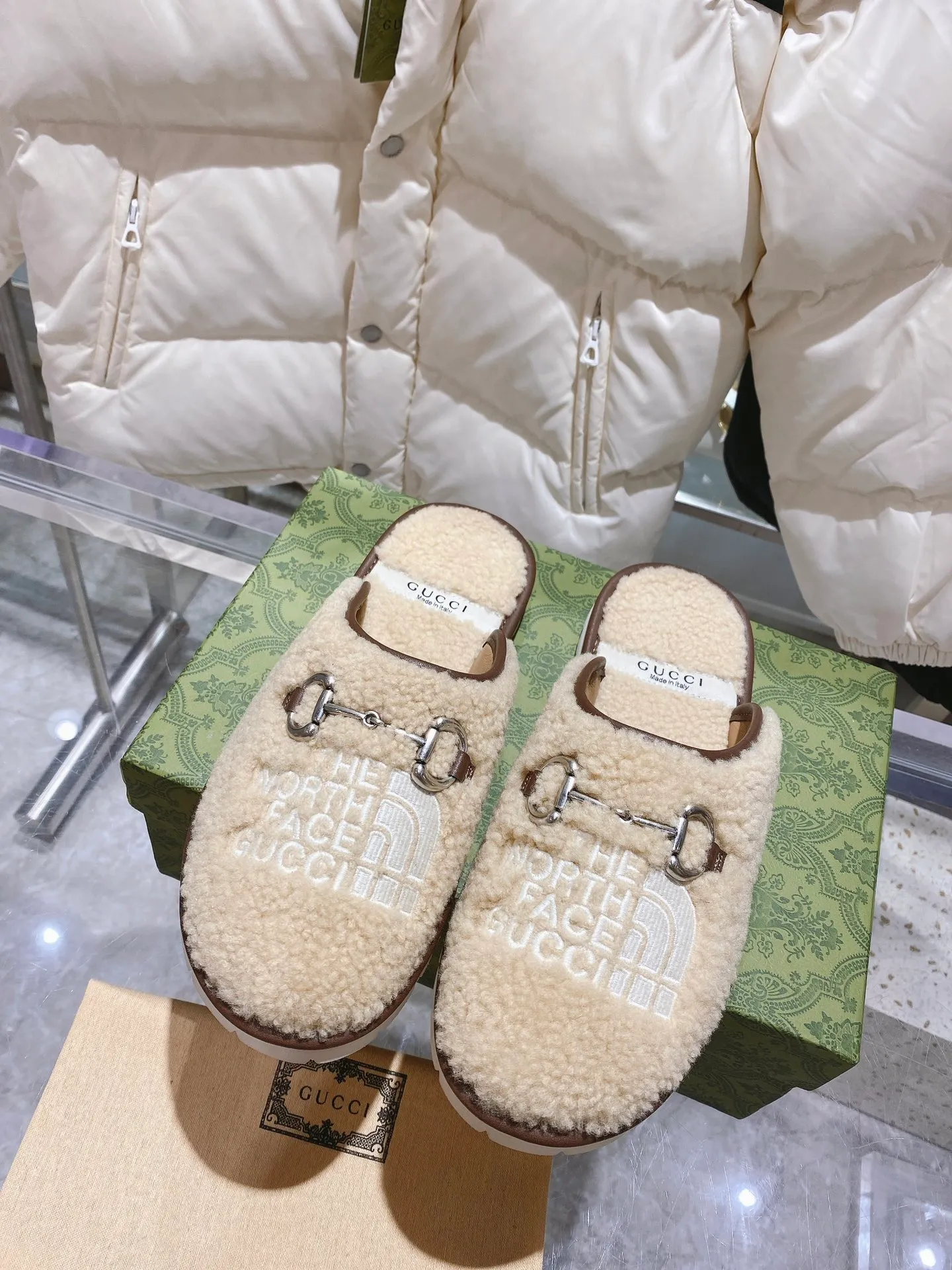 👟👟Ex-factory price 480👟👟Gucci official website collaboration foreign trade hot-selling autumn and winter 🐑wool slippers. This pair of sandals is part of The North Face x Gucci series, which connects two brands with similar history and values ​​to celebrate the spirit of exploration. The pieces feature a range of vibrant prints, with merino wool embroidered with The North Face x Gucci logo, florals and forest-inspired patterns. Beige Merino wool Unisex The North Face x Gucci Logo web label Rubber foam sole Flat Made in Italy Women’s sizes 36-40 Men’s sizes 39-48